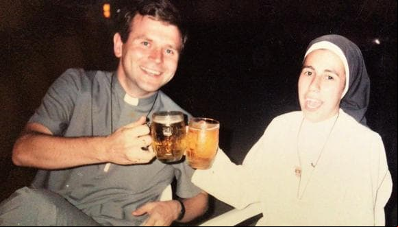 Sacerdote y monja cuelgan los hábitos y viven épica historia de amor