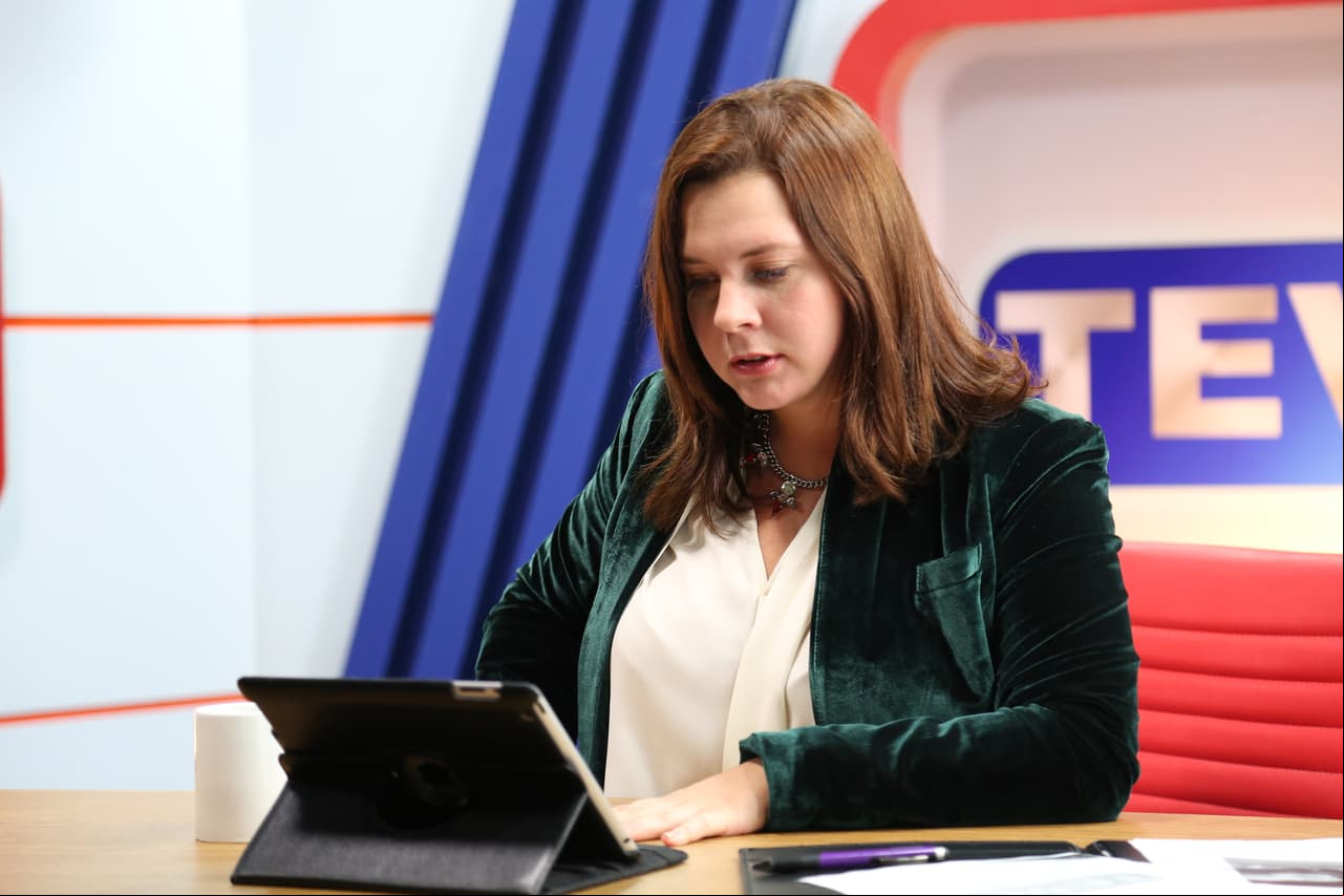 Algo salió mal y los asaltantes pierden su celular, Karina como periodista decide exhibir sus fechorías.