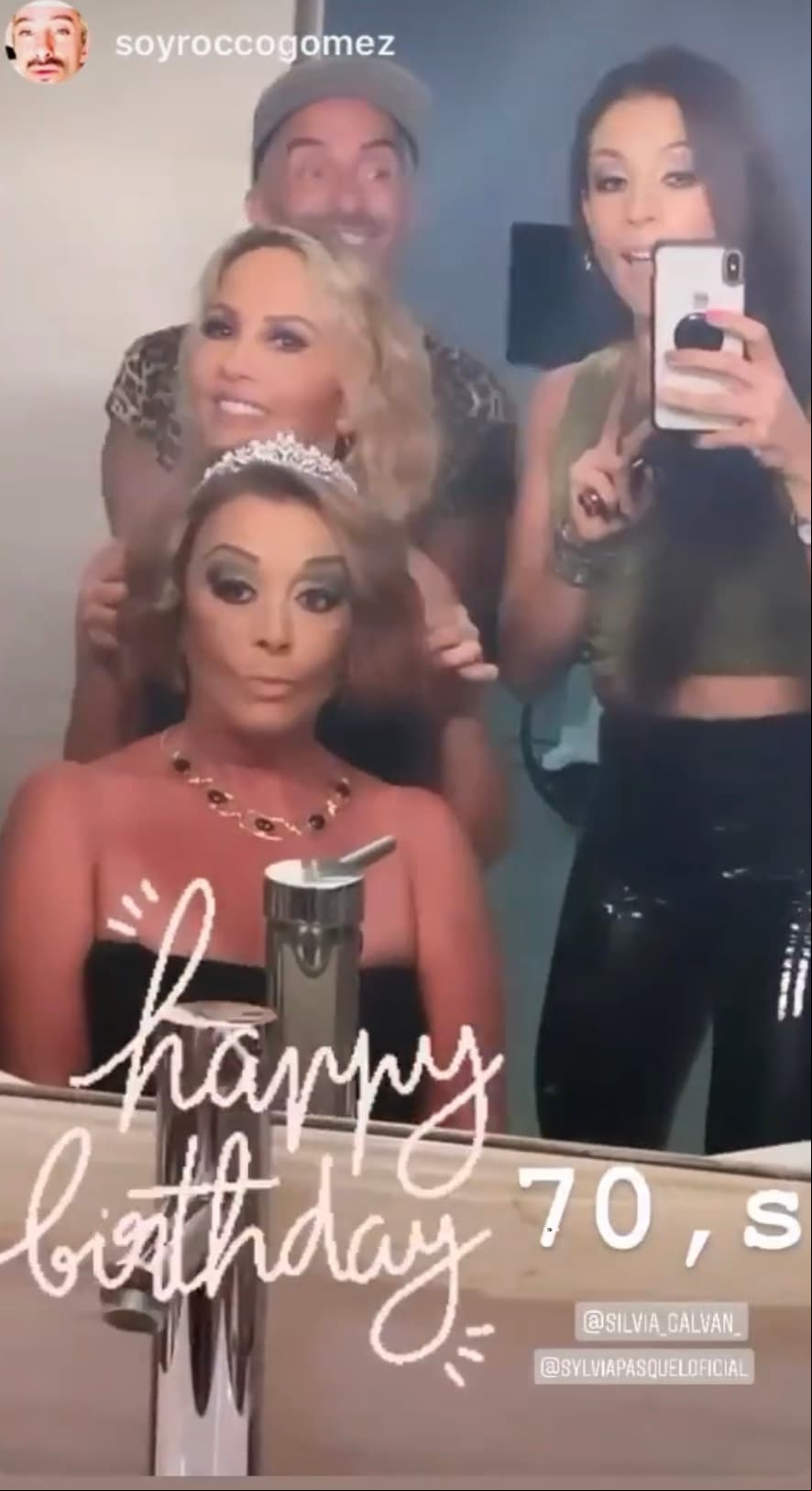 Con el afán de lucir espectacular, la protagonista de 'Qué Pobres Tan Ricos' fue arreglada por la experta en belleza Silvia Galván, quien además es amiga suya y formó parte del festejo.