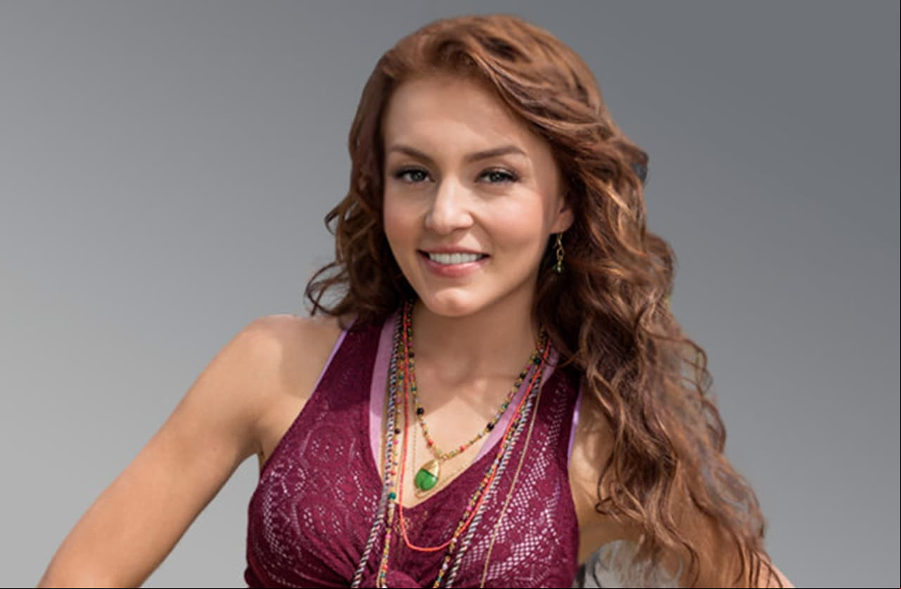 En Tres veces Ana, Angelique Boyer interpretó a unas trillizas. Ana Lucía se caracterizaba por un look más fresco, con aires gitanos y el pelo rizado.