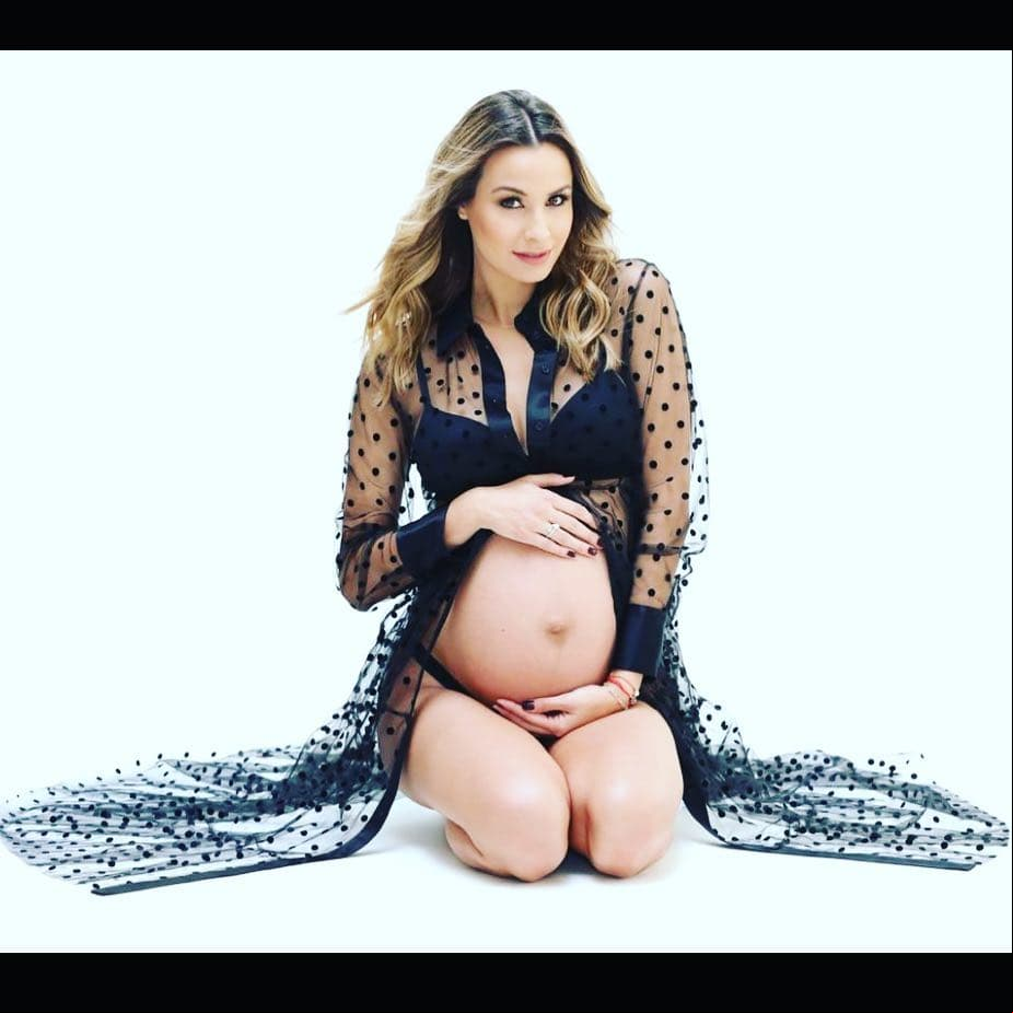 El pasado 25 de octubre de 2018, la conductora reveló esta gran noticia en el programa Al Aire con Paola Rojas y más tarde compartió a través de Instagram una tierna publicación con su familia.