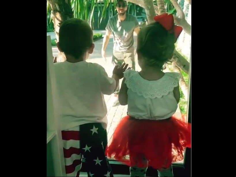 El pasado 25 de mayo, el cantante subió un clip en el que muestra a sus pequeños de espalda mientras él los invita a salir a jugar.