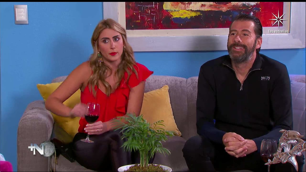 Eduardo Videgaray y su esposa en una cena swinger con Violeta Isfel y Luis Orozco en este sketch de ‘Más noche’