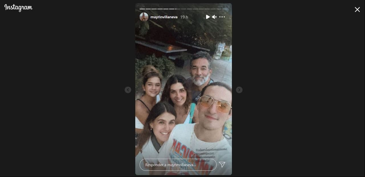 Eduardo Santamarina y los hijos de Mayrín Villanueva y Jorge Poza.
