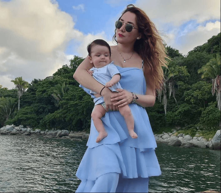 “Nací el 30 de mayo. El vuelo en mi cigüeña tuvo un poco de turbulencia, pero unos ángeles con trajes azules nos pusieron a salvo a mi mamita y a mí, pesé 2.5 kg y medí 51 cm, sé que durante estos 9 meses me han llenado de amor y buenos deseos y mi mamita y yo les damos las gracias, Dios escucho todas sus oraciones”, sentenció en la cuenta de Instagram de su hijo.