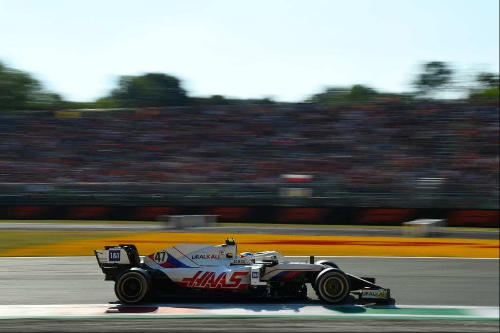 Daniel Ricciardo se lleva el Gran Premio de Italia y, en segundo lugar llegó su compañero Lando Norris, dandole a McLaren el uno dos en el podio. Max Verstappen y Lewis Hamilton tuvieron un incidente al inicio de la carrera, dejándolos fuera, mientras que Sergio Pérez llegó en tercer lugar pero tras una penalización, cayó a la quinta posición.