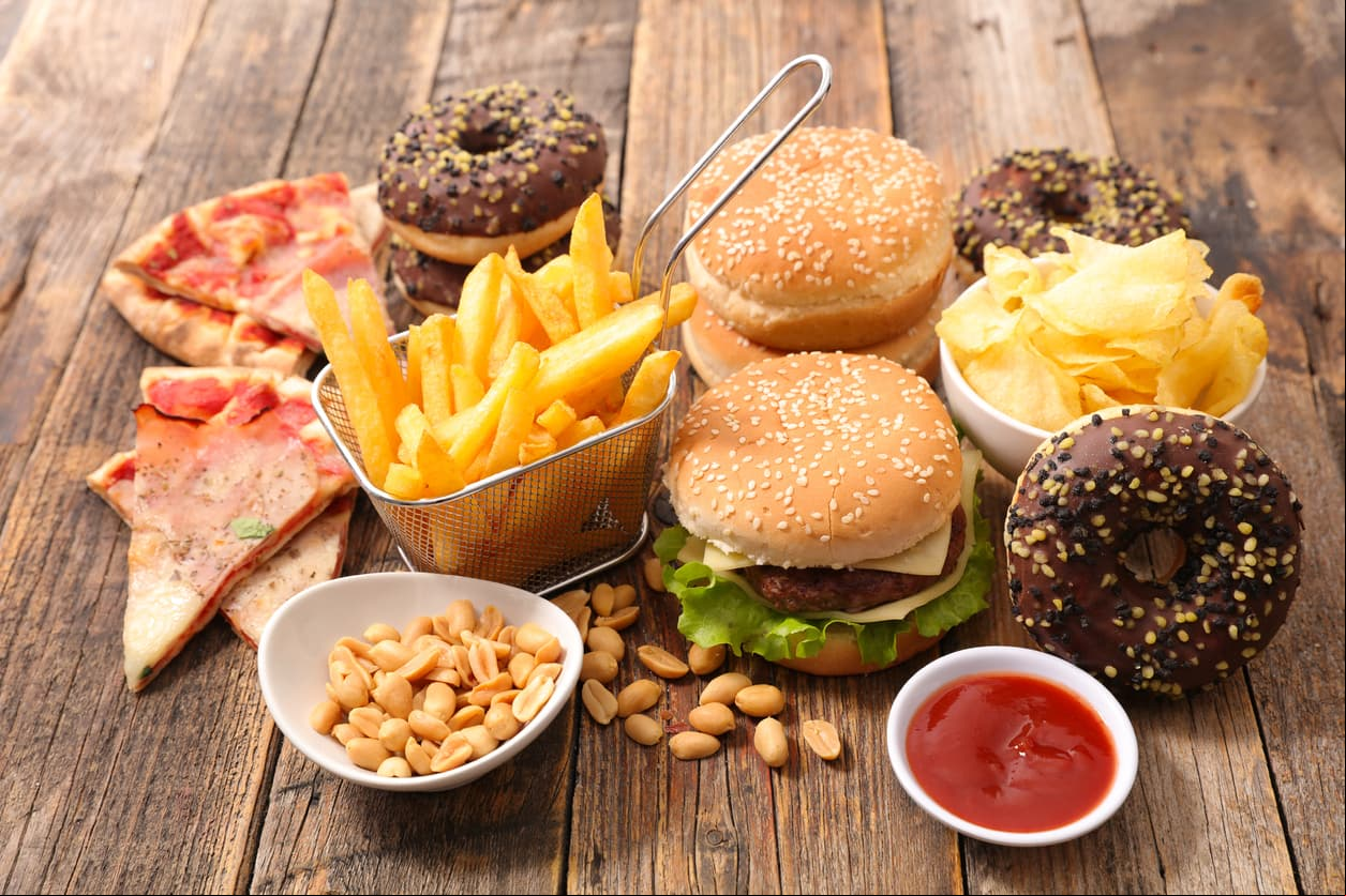 Comida chatarra. Evitar esta clase de alimentos beneficiará tu abdomen, ya que no habrá acumulación de grasa saturada y se regenerará la firmeza en la piel.