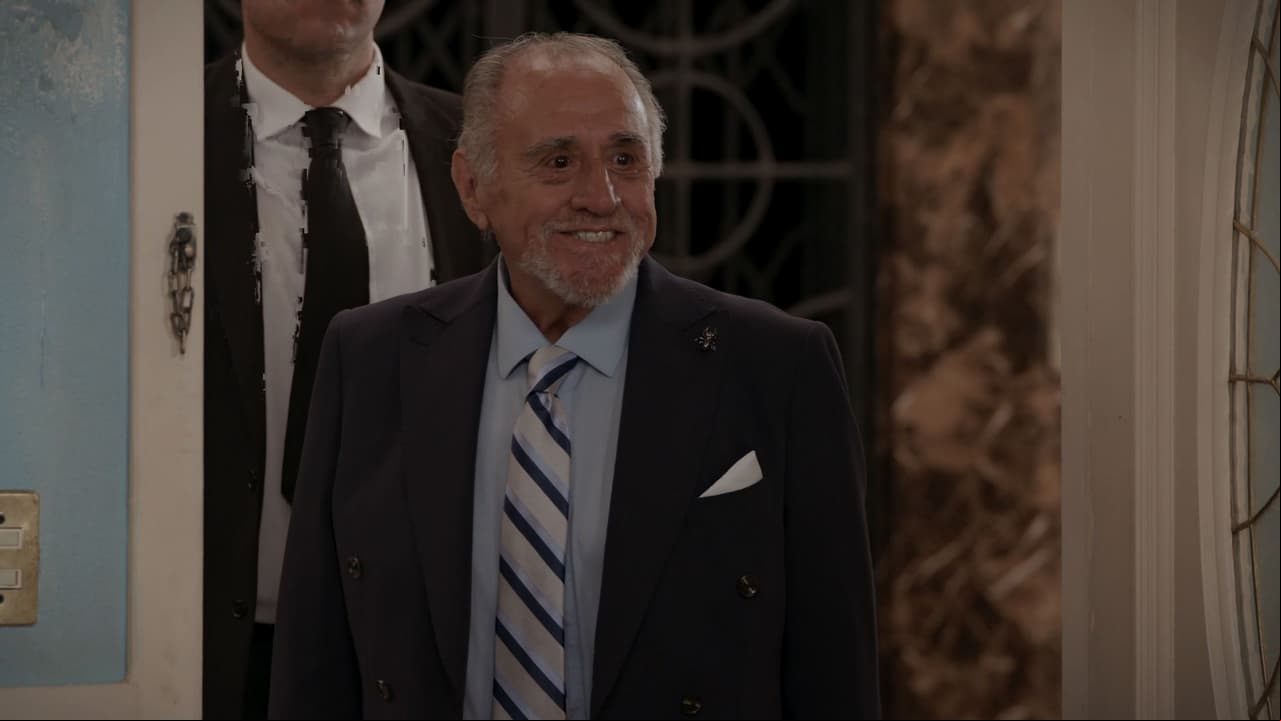 En la quinta temporada de la misma serie, apareció Alejandro Suárez como 'Don Justo', el jefe de 'Plácido López', padre de 'Gaby' y suegro de 'Plutarco'. Se espera que para las nuevas temporadas, este personaje aparezca en más capítulos y tenga más injerencia en la serie.