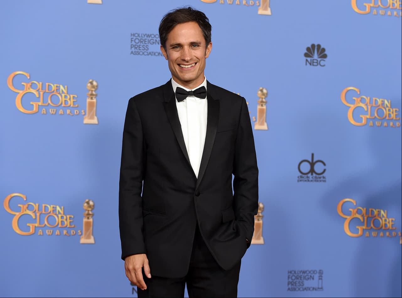 El actor charolastra, Gael García Bernal conquistó al cine internacional con películas como La Mala Educación (2004) y Diarios de Motocicleta (2004). En 2017 dio vida al personaje de Héctor Rivera en Coco y actualmente protagoniza la serie de televisión Mozart in the Jungle.