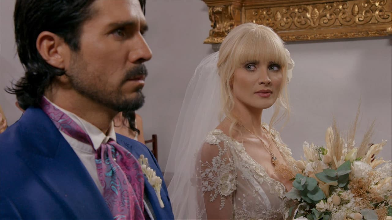 En ‘La Desalmada’, ‘Rafael’ rechaza casarse con ‘Isabela’ (Kimberly Dos Ramos) en pleno altar, registrando una de las bodas más polémicas de telenovelas de la televisión mexicana.