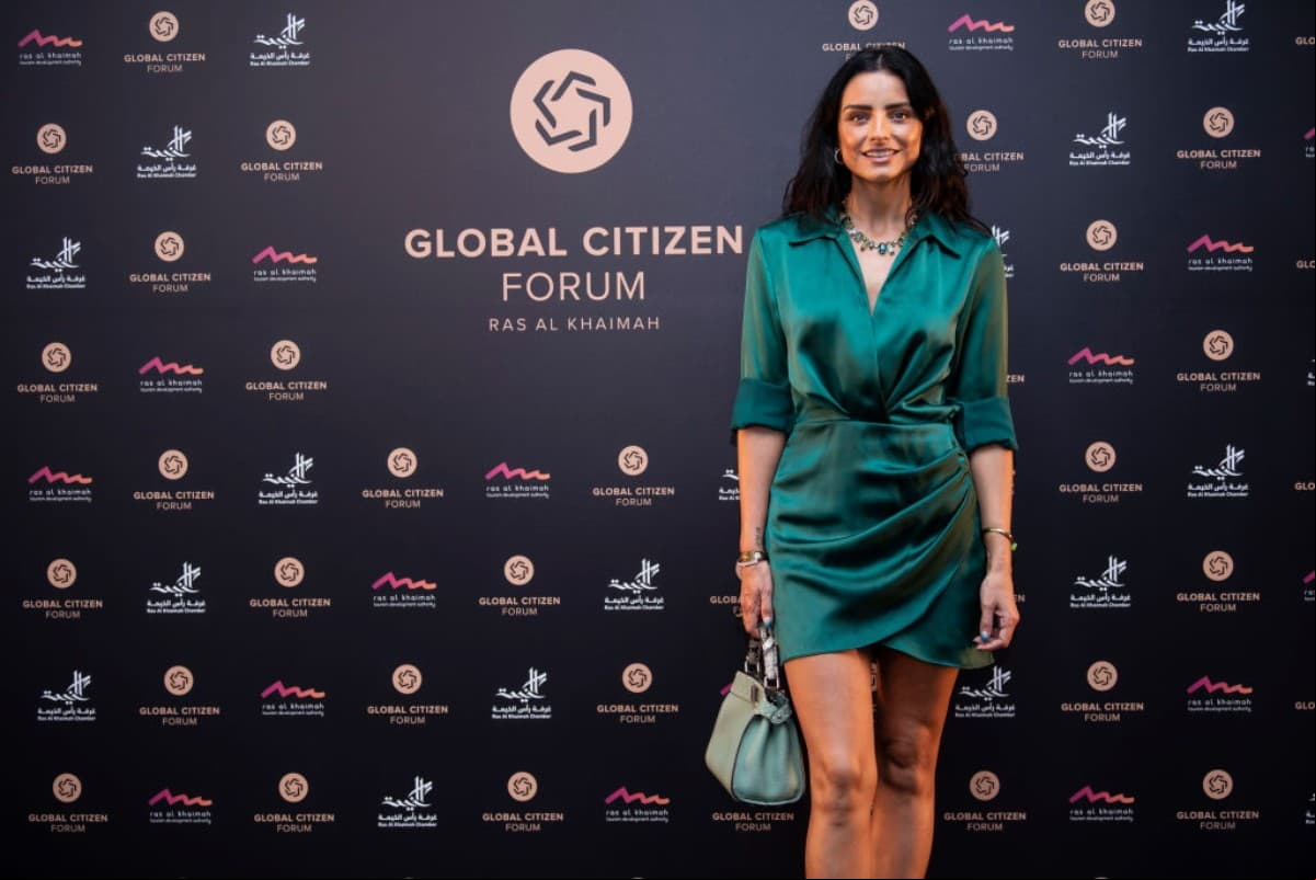 Aislinn Derbez le declara su amor a Ashton Kutcher ¡y lo sonroja!