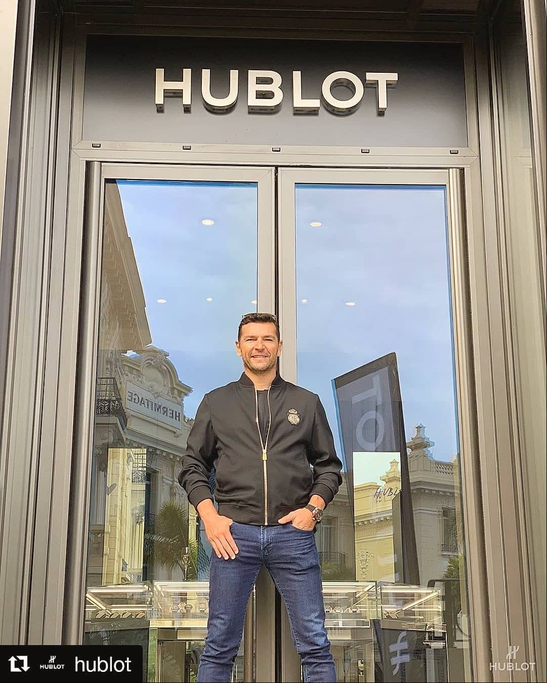 “Es fantástico ver al equipo de #Hublot preparándose para la gran inauguración de la nueva boutique la próxima semana”, escribió Martín en su post en el que posa frente al establecimiento.