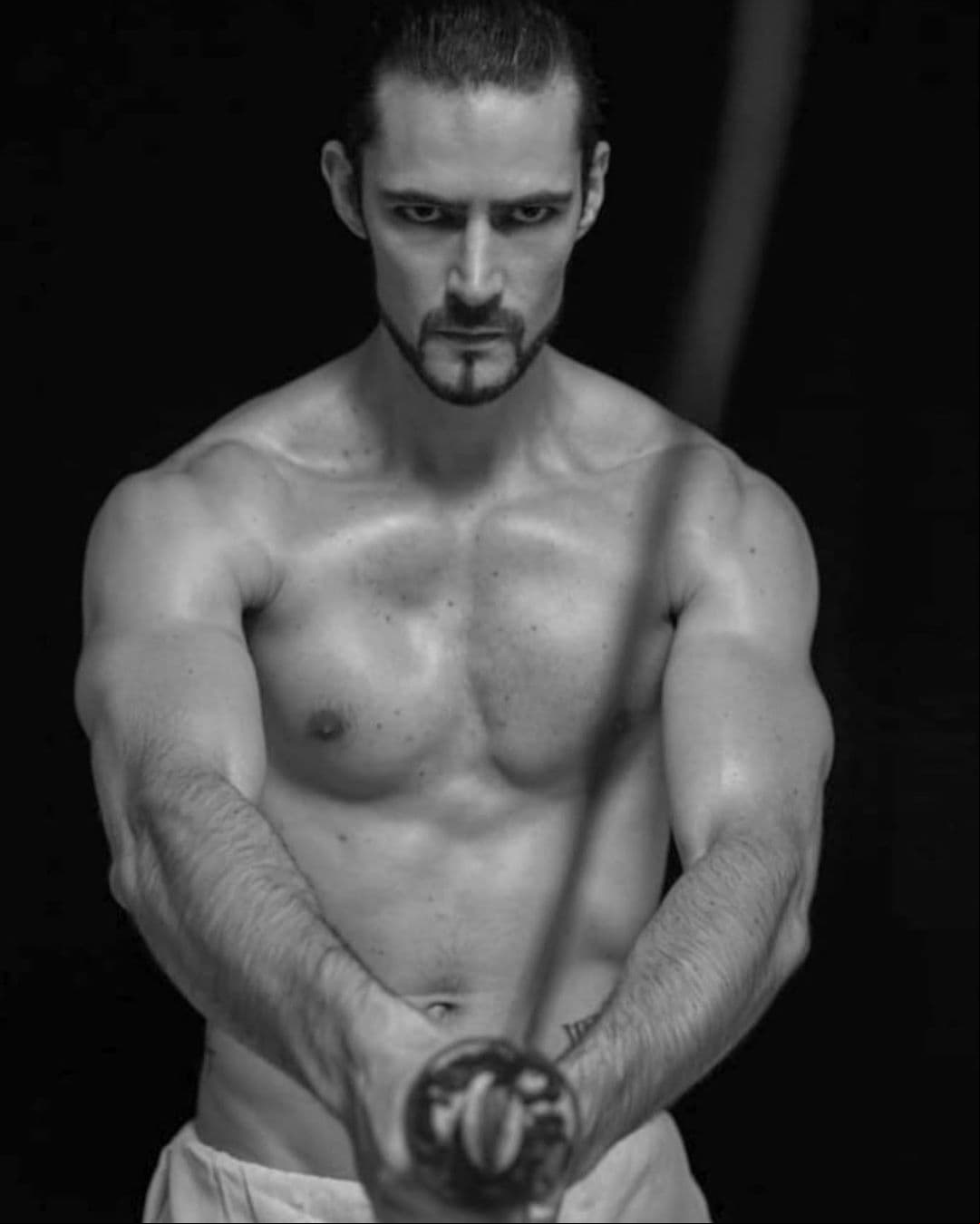 Al igual que Sebastián Rulli, el actor Álex Durán tomó clases de artes parciales, ya que él encarna a ‘Shiro Tanaka’.