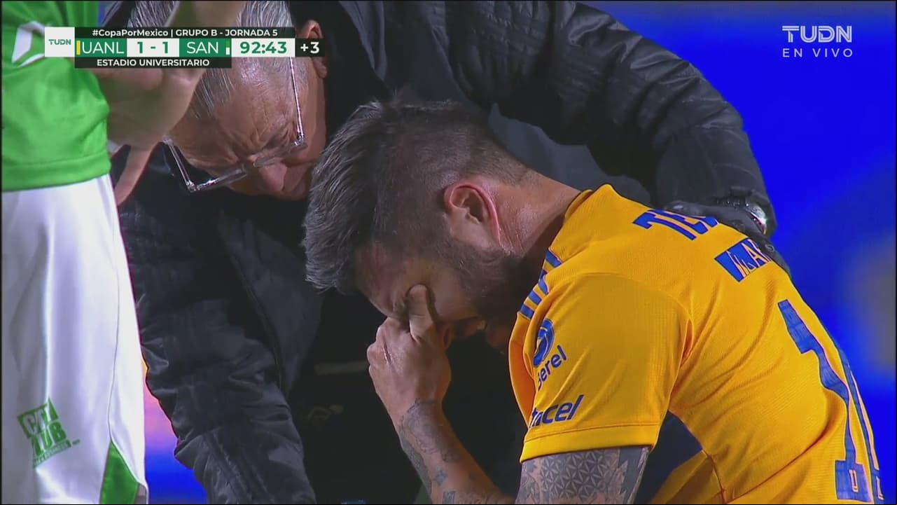 Gignac recibe balonazo en la nuca que lo deja con náuseas en la Copa Sky 2022