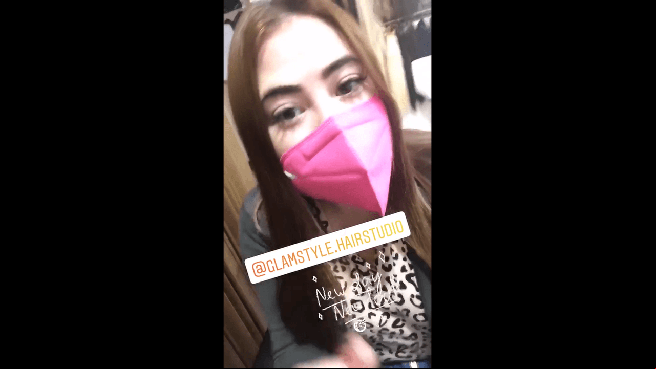 A través de su cuenta oficial de Instagram, la actriz, de 30 años, compartió varias imágenes en las que detalló que decidió ponerse extensiones y pintarse el cabello de un tono mucho más claro del que ya tenía.