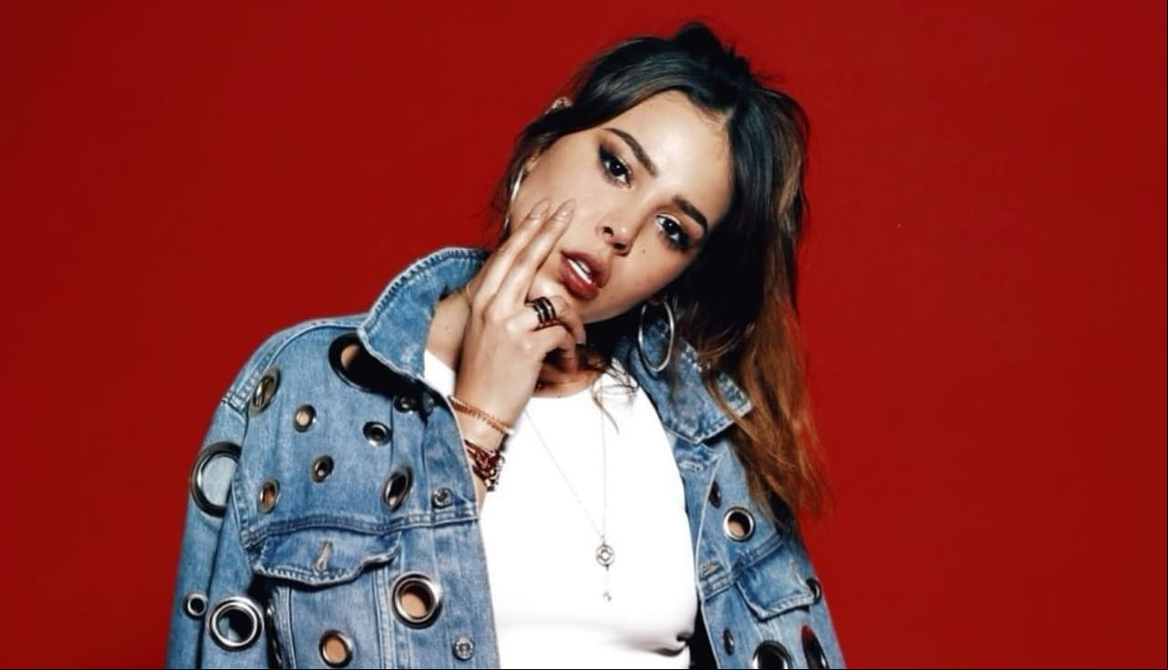 Danna Paola posa en jet privado con calcetas de más de 2 mil pesos