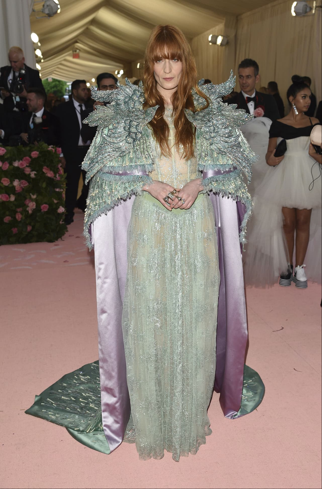 La cantante Florence Welch eligió un vestido Gucci transparente con una capa azul bebé con unas pequeñas alas.