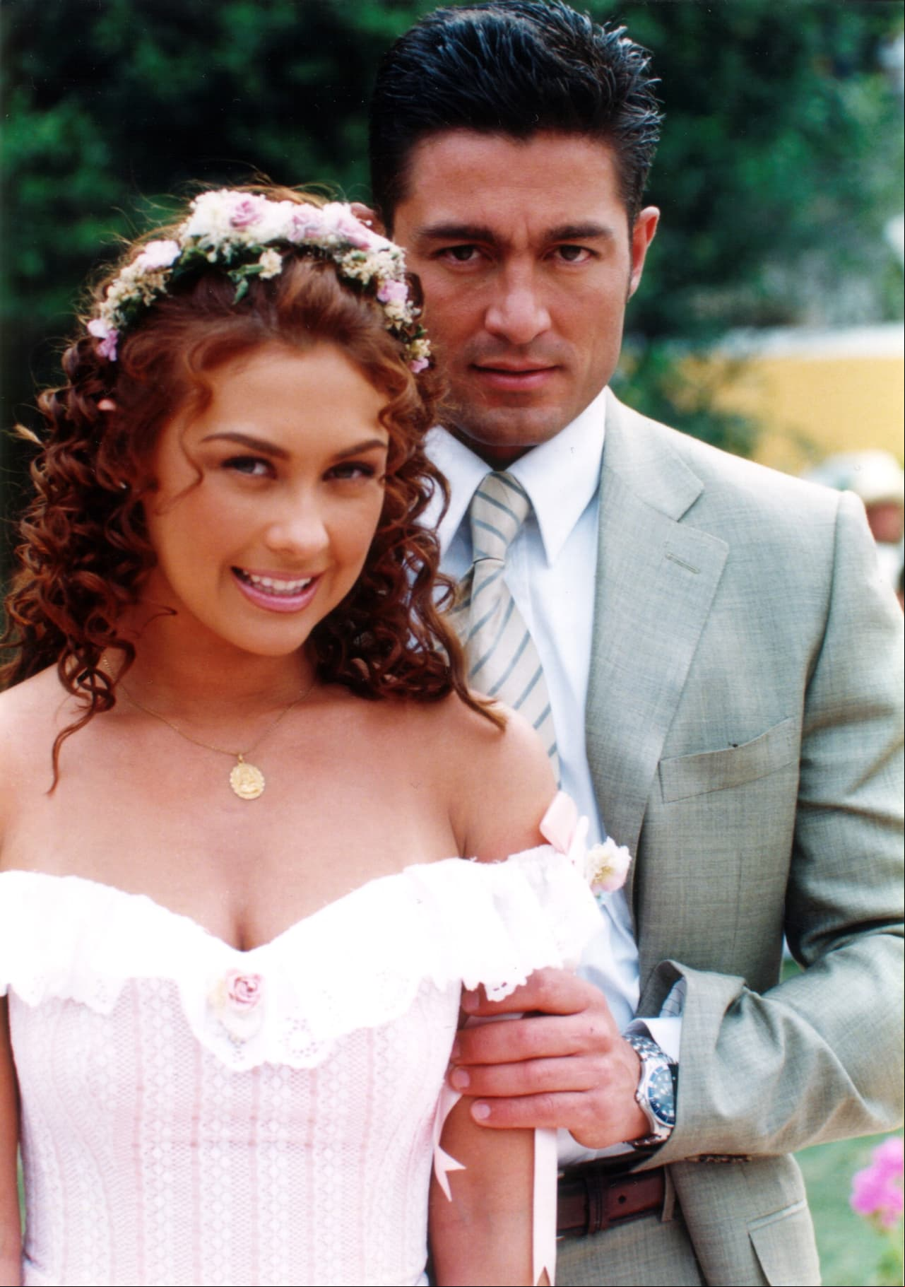 En el año 2000, Fernando Colunga estelarizó la telenovela Abrázame muy fuerte junto a Aracely Arámbula.