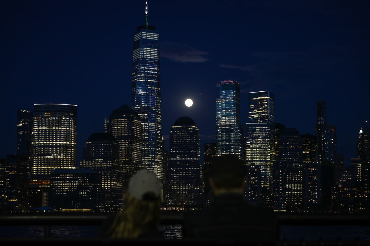 Super Pink Moon se ve en Nueva York, Estados Unidos el 7 de abril de 2020.