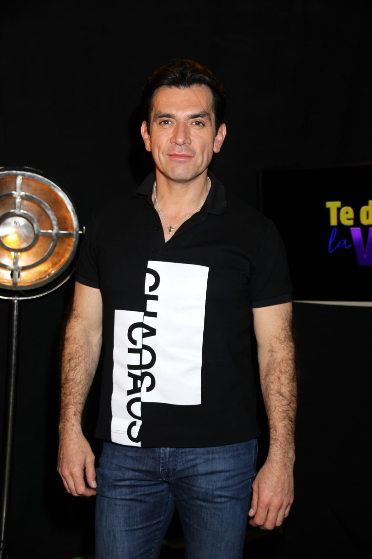 Luego de apuntarse un gran éxito a su trayectoria con 'Te Doy la Vida' en 2020, Jorge Salinas regresa de la mano de Lucero Suárez con el papel de 'Vicente Ramos', un hombre invidente que, además de trabajar con 'Alberto' en su taller de serigrafía, es su gran amigo.