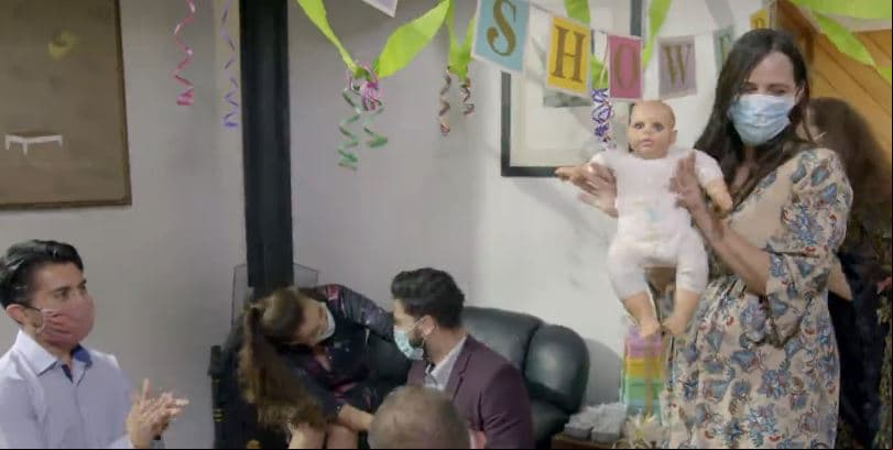 Sol y Aníbal se preparan para recibir a su primer hijo y realizan un baby shower con pocas personas debido a la pandemia de covid-19, ya que la historia se desarrolla en nuestra época.