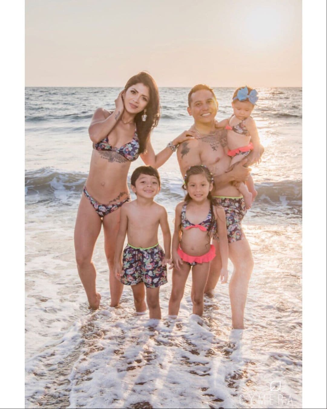 La pareja ha combinado sus atuendos con los de sus hijos, presumiendo el mismo estampado en sus trajes de baño el pasado 15 de julio.