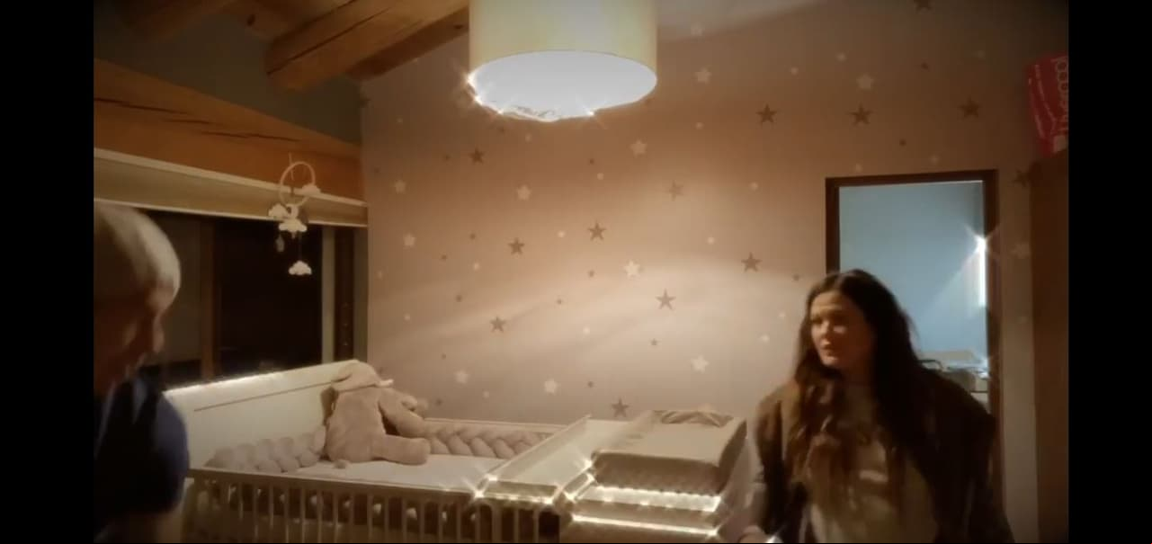 La cuna y la ropa de cama son en tono blanco y gris, igual que el cambiador y el móvil de entretenimiento que tiene forma de nubes. Además, adornaron el interior del mueble con un protector de cuna trenzado gris y una almohada de elefante.