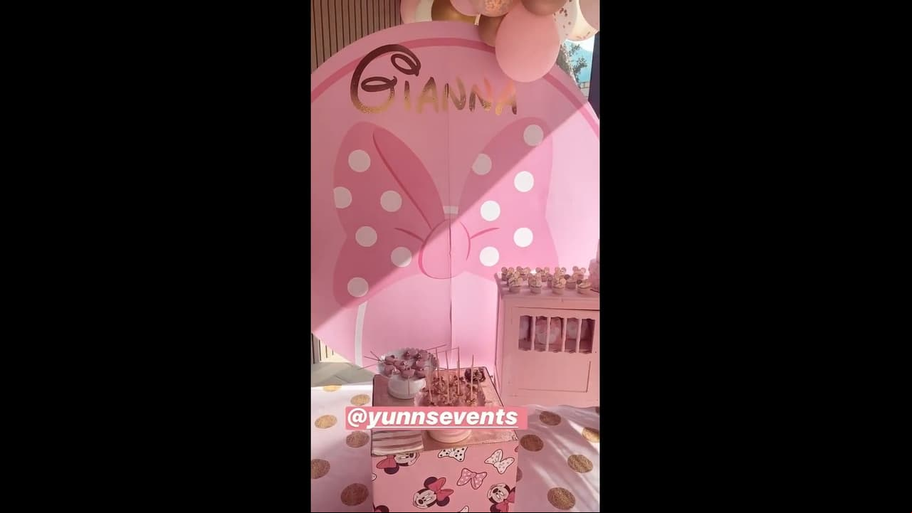 La intérprete de ‘Vacilar’ dejó ver el gran letrero que había frente a la mesa de dulces y postres, los cuales fueron decorados con tonalidades rosas.