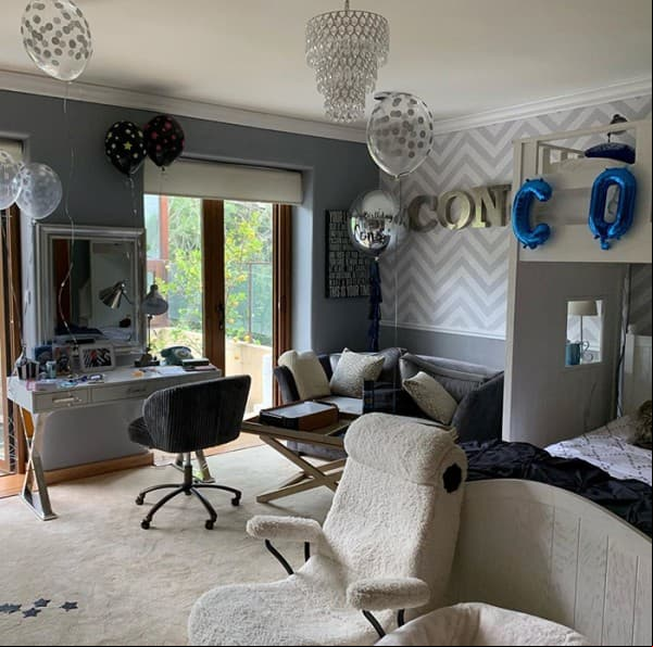 Además de la fiesta, Paulina Velasco dejó ver que sus hermanas le realizaron emotivas cartas de cumpleaños y que adornaron el cuarto de Constanza con toda clase de globos y letreros de ‘Feliz cumpleaños’.