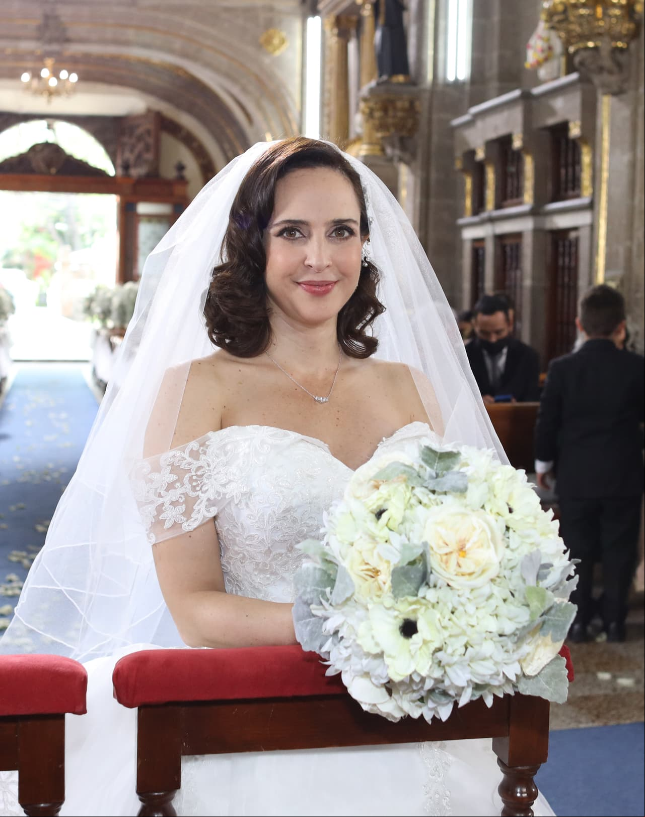 La novia posó feliz y guapísima antes de casarse.
