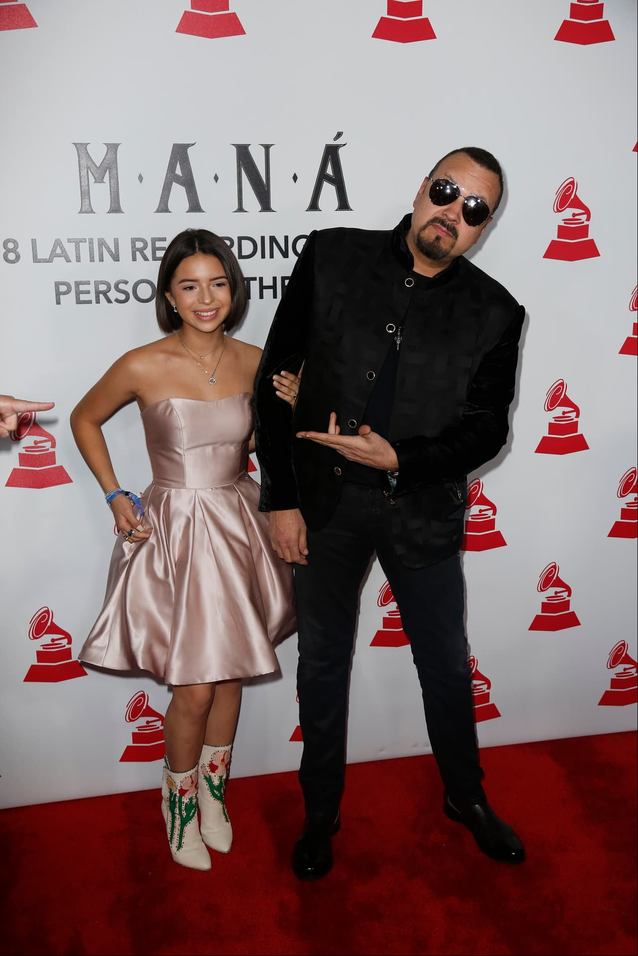 Entre los invitados de la noche, Pepe y Ángela Aguilar.