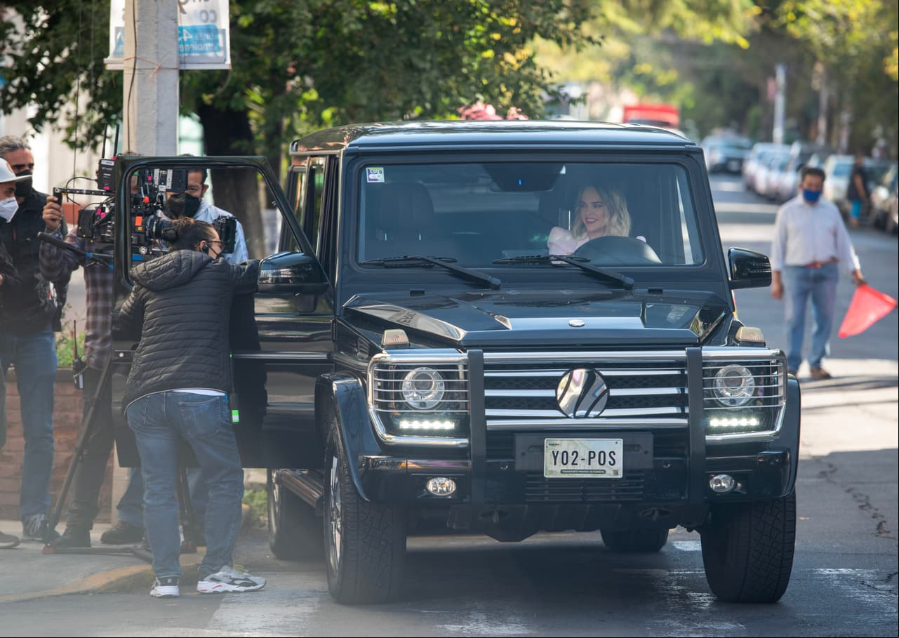 El equipo de producción revisa los últmos detalles de la camioneta para grabar la secuencia.
