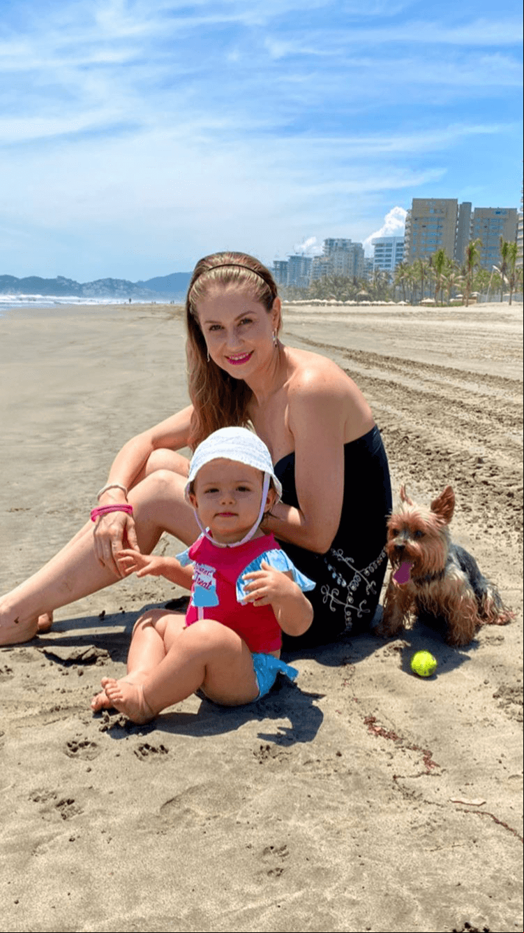 Tras permanecer cinco meses en confinamiento a causa de la pandemia del Covid-19, Ingrid Martz se escapó de la Ciudad de México para disfrutar de unos días en la playa junto a su esposo Rodrigo Luque y su hija Martina.
