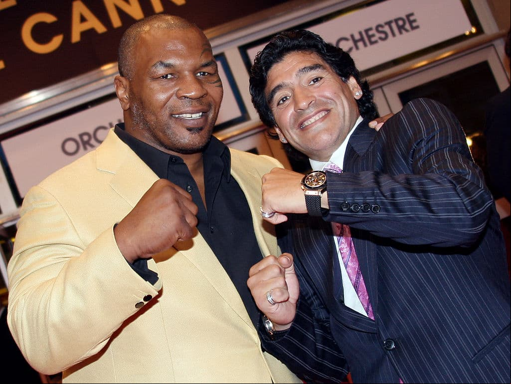 Las imágenes que definieron la carrera de Maradona | Recopilamos las fotografías de los momentos que marcaron la trayectoria de Diego Armando. | Myke Tyson no perdió oportunidad de posar junto a Diego durante el Festival de Cannes en 2008.