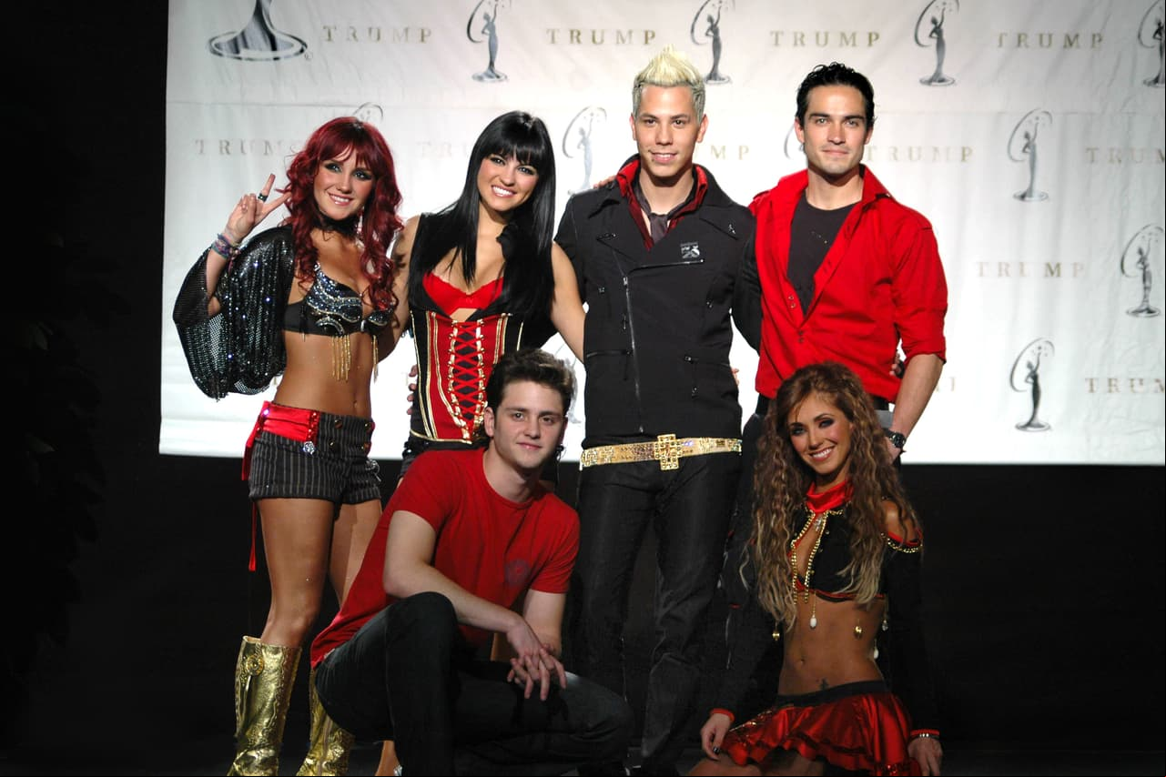 Para diciembre de 2006, la agrupación hizo historia al sacar su primer disco en inglés, el cual nombraron ‘Rebels’ y del que se desprende el sencillo ‘Tu amor’.