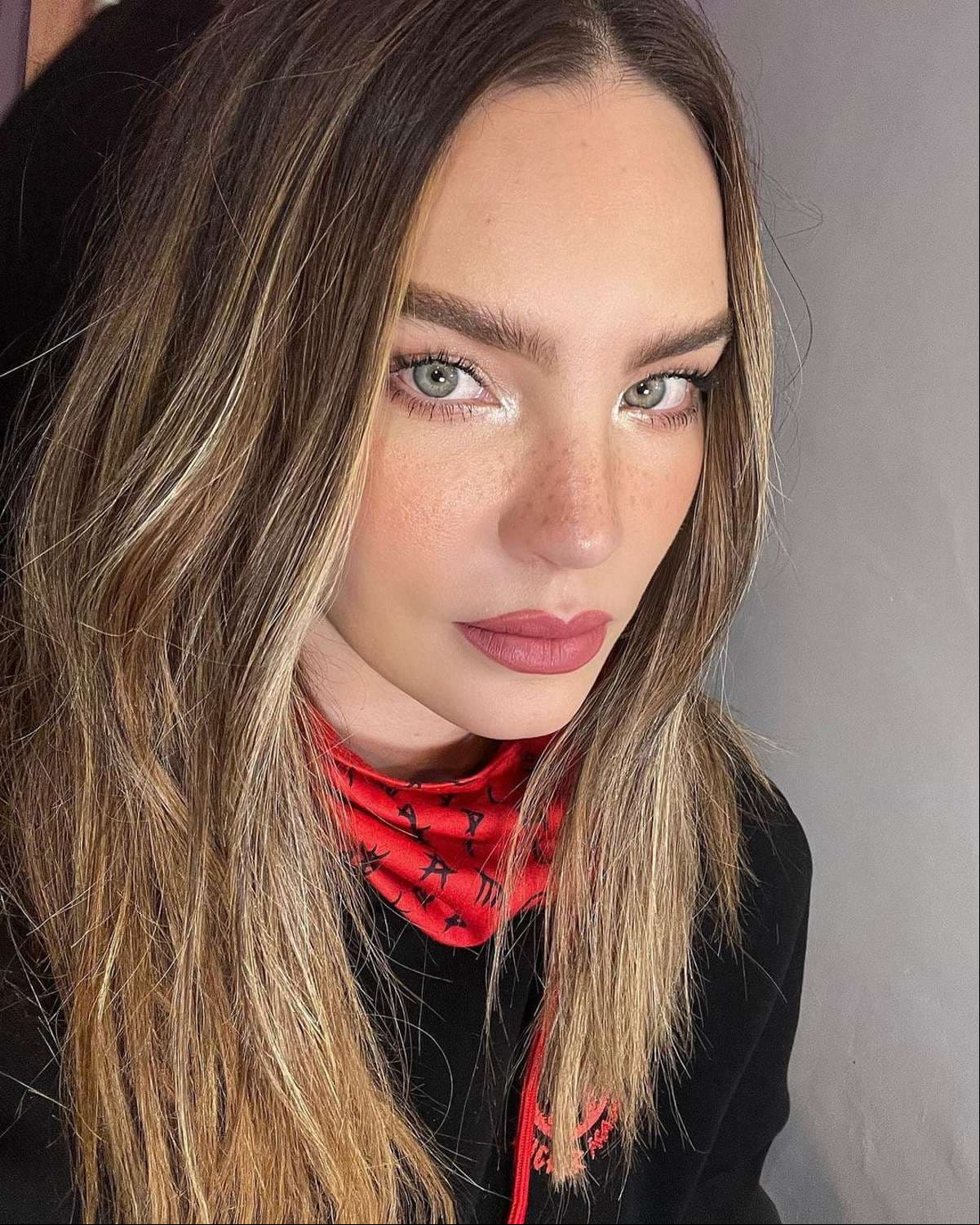 La cantante robó miradas con su outfit