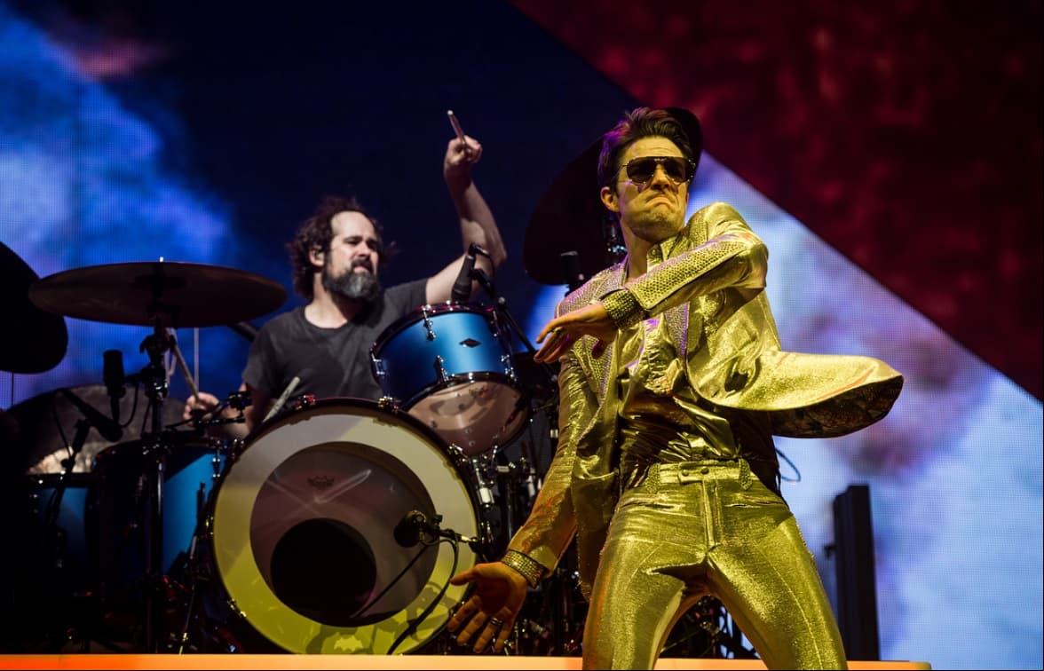 Vocalista de The Killers sufre aparatosa caída durante concierto