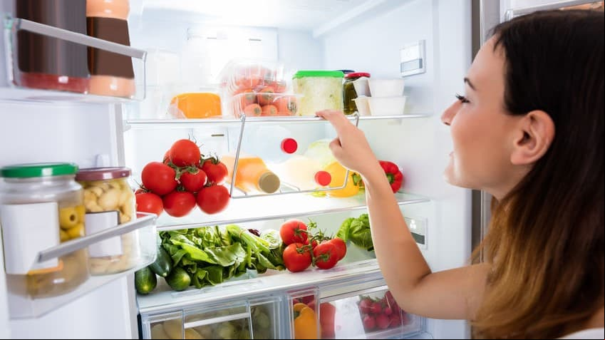 ¿Cómo ordenar los alimentos dentro de la nevera durante el verano para mantener su frescura?