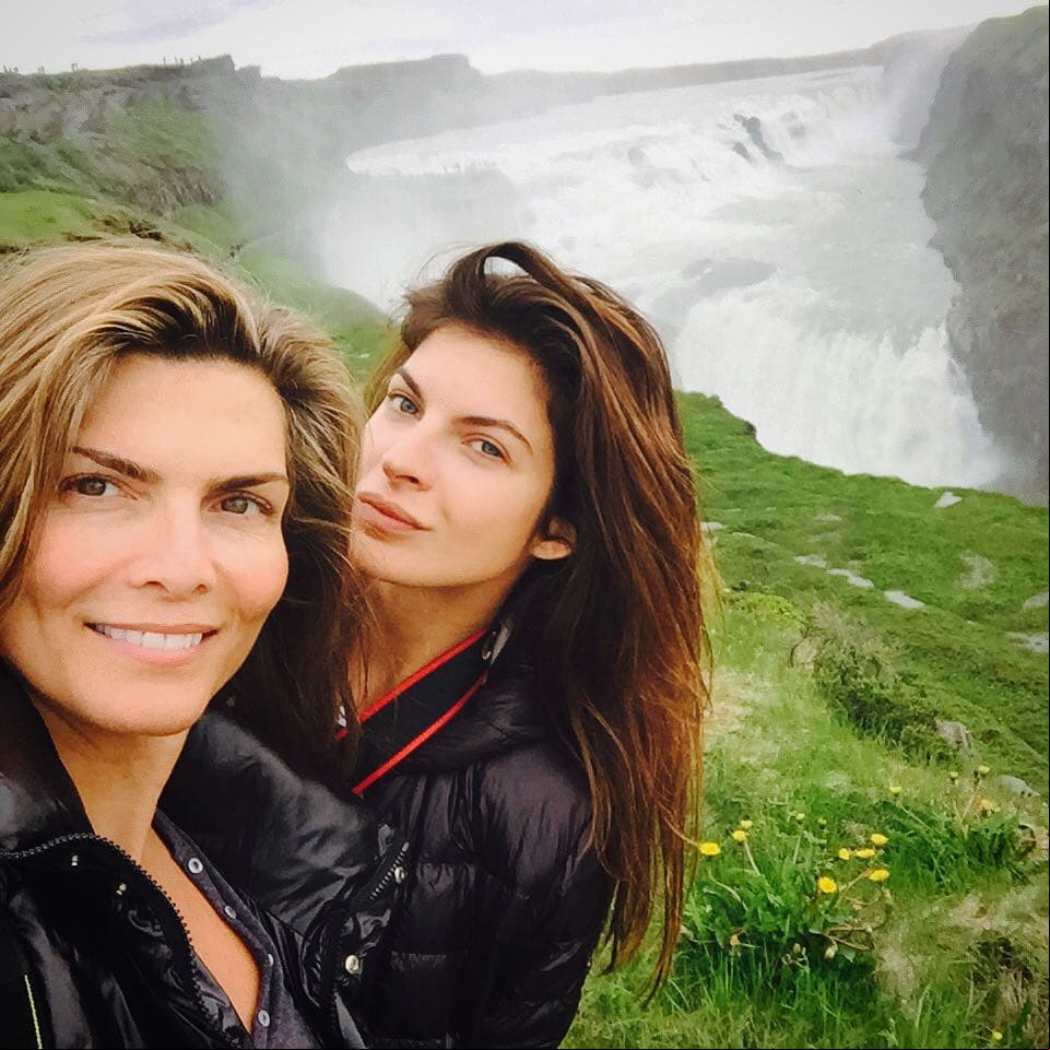 En cuanto a su primer beso, Yaya confesó que ocurrió en Nueva York y que ella tomó la iniciativa. “Le di un beso y fue muy chistoso, ella se puso muy nerviosa”, comentó; mientras que Montserrat dijo que no se lo esperaba porque “me acuerdo que ella se bajó del taxi, baja corriendo y me da un beso y que me quedo (sorprendida), fue algo extraño. No sé, como que me esperaba algo más romántico”.