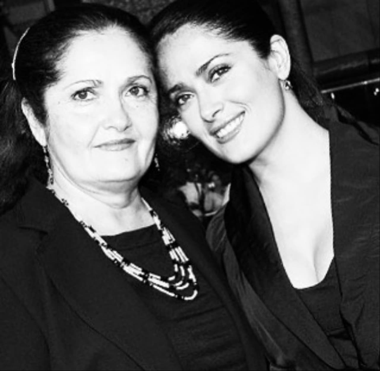 Así como Valentina Paloma es idéntica a Salma Hayek, la actriz es el vivo retrato de su madre Diana Jiménez, quien estudió opera y viven en Veracruz.