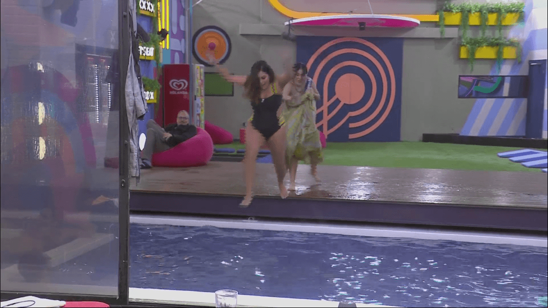 Gomita empuja a Mariana Echeverría a la alberca