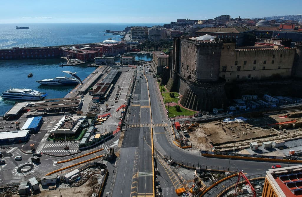 Nápoles, Italia.
<br>
<br>Las calles de la cuidada lucen prácticamente vacías; esta es una vista aérea.