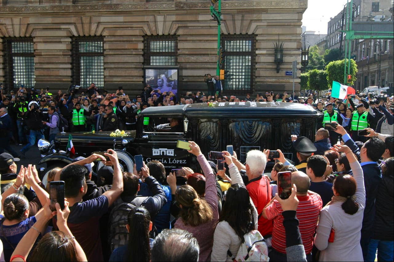 El cortejo fúnebre que acompaña al intérprete arrancó desde el Aeropuerto Internacional de la Ciudad de México, lugar al que llegaron sus cenizas, junto al féretro, en punto de las 8:30 horas.