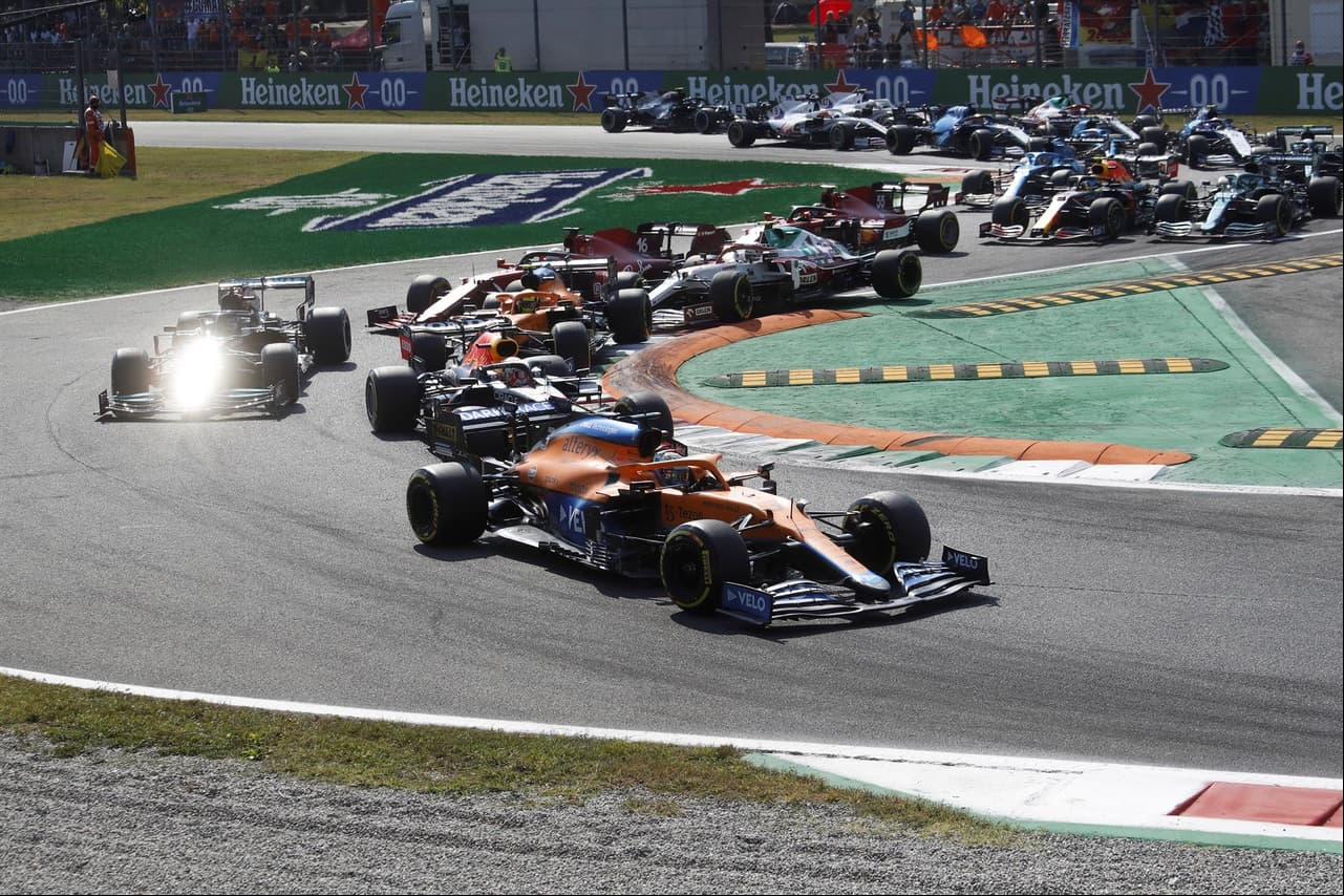 Daniel Ricciardo se lleva el Gran Premio de Italia y, en segundo lugar llegó su compañero Lando Norris, dandole a McLaren el uno dos en el podio. Max Verstappen y Lewis Hamilton tuvieron un incidente al inicio de la carrera, dejándolos fuera, mientras que Sergio Pérez llegó en tercer lugar pero tras una penalización, cayó a la quinta posición.