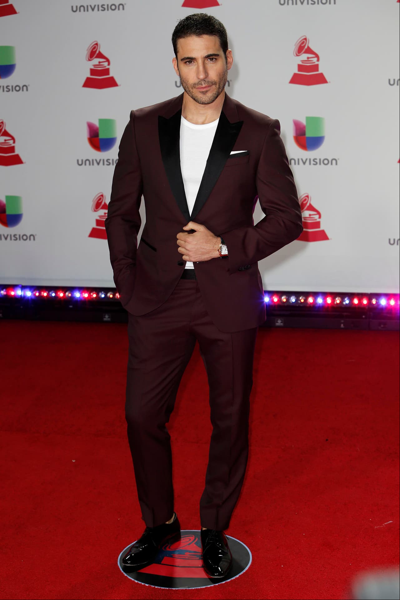 Miguel Ángel Silvestre se coronó como el mejor vestido, gracias a su elegante traje.