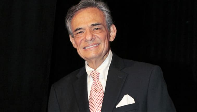José José interrumpe concierto con inesperada llamada telefónica y revela cómo está de salud