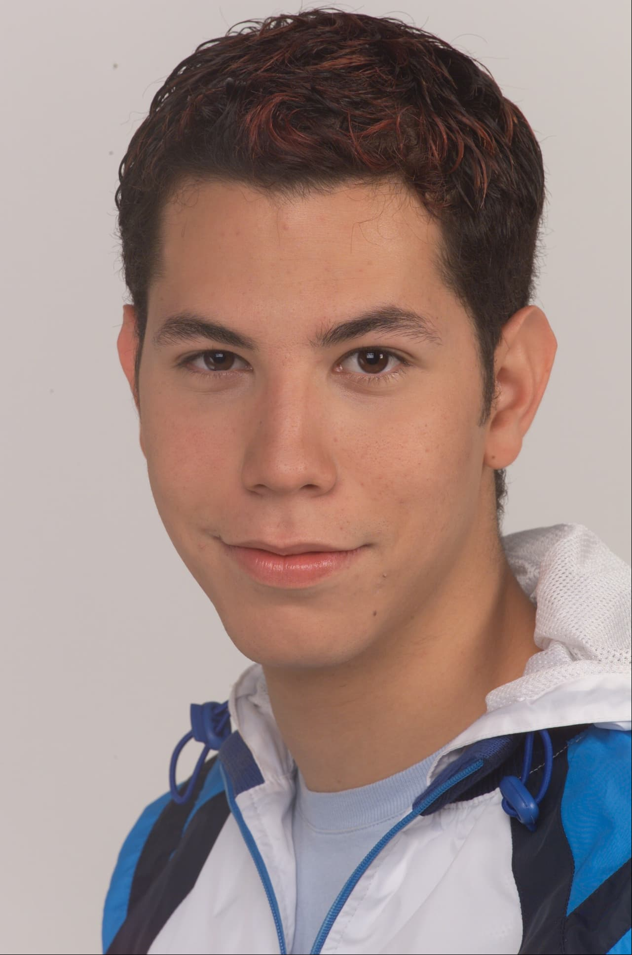 El actor inició su carrera en la telenovela ‘El juego de la vida’ en 2001. En este melodrama juvenil compartió créditos con Sara Maldonado, Valentino Lanus, Margarita Magaña, Maki Soler, entre otros.