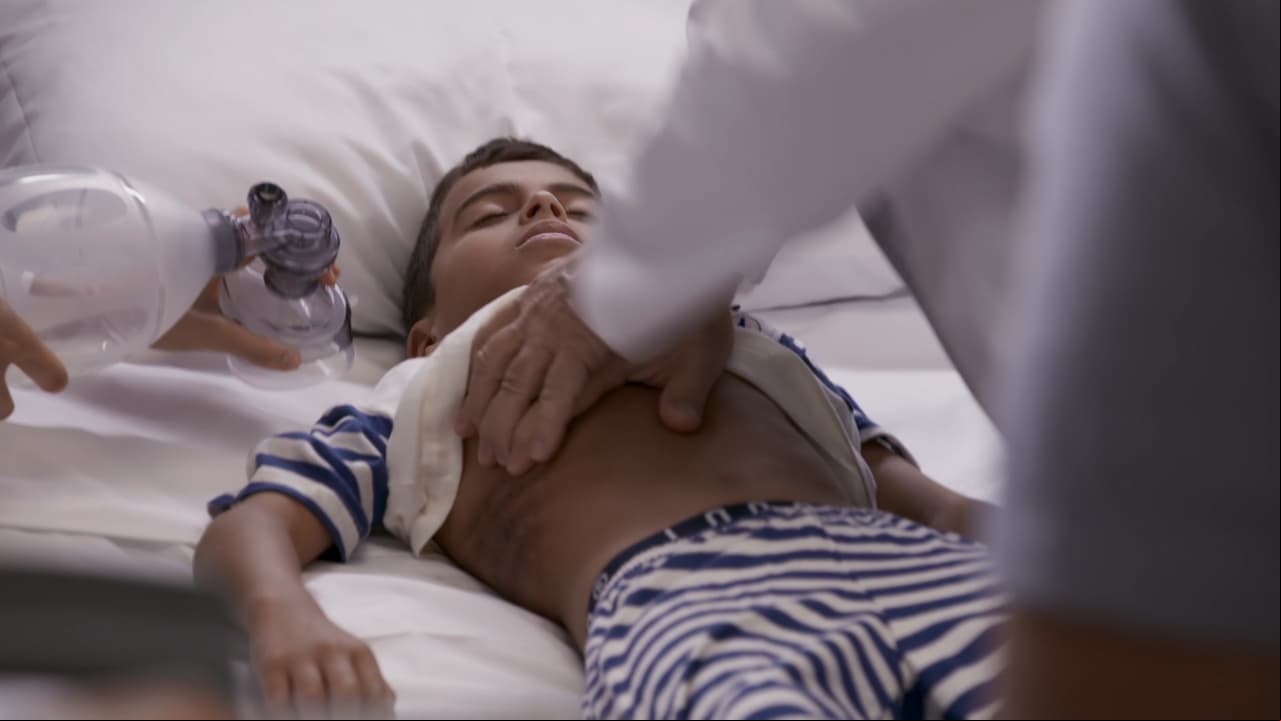 Pero horas después, el pequeño llega al instituto desmayado con una lesión interna muy grave.