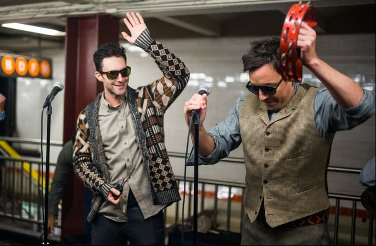 Maroon 5 deja los escenarios para ¿cantar en el metro?