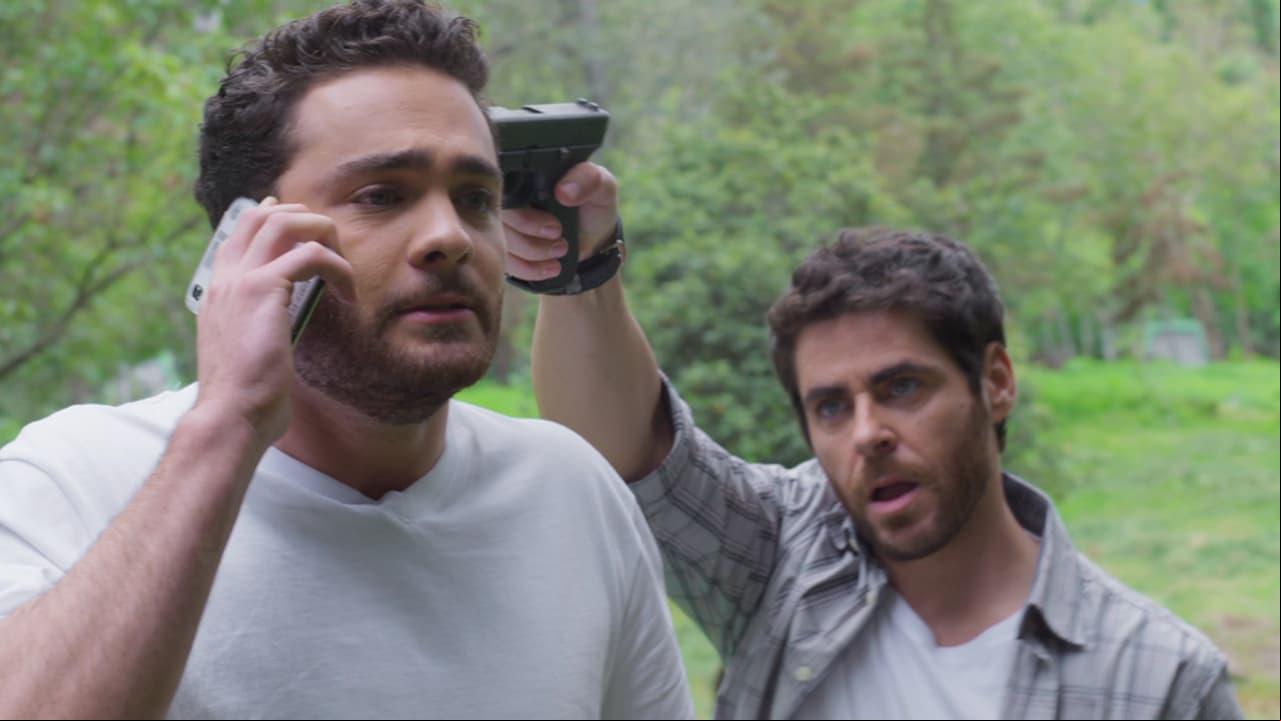 Pero una llamada de 'Lorena' lo pone en evidencia y 'Samuel' lo amenaza a punta de pistola.